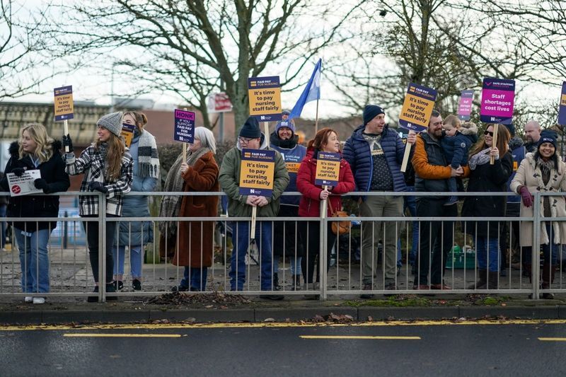 اعتصاب پرستاران و کادر درمان انگلیس (+عکس) اعتصاب پرستاران و کادر درمان انگلیس (+عکس)