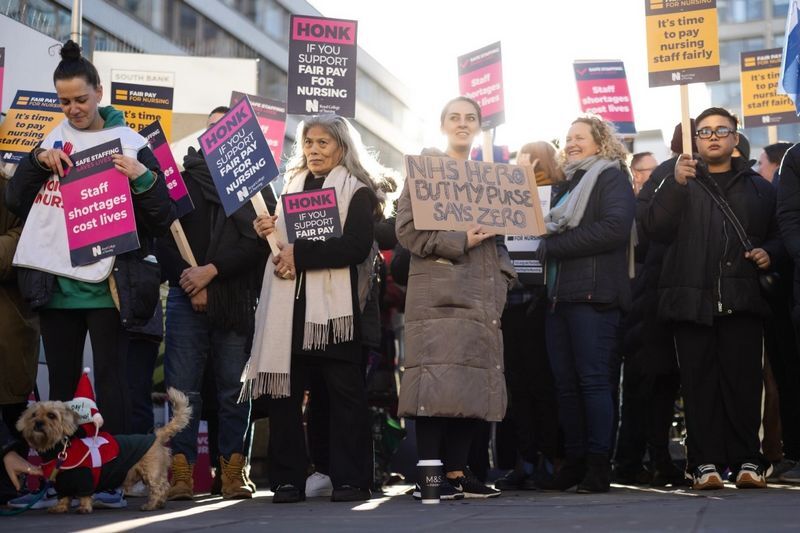 اعتصاب پرستاران و کادر درمان انگلیس (+عکس) اعتصاب پرستاران و کادر درمان انگلیس (+عکس)