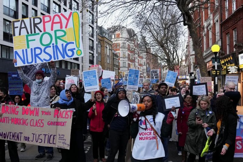 اعتصاب پرستاران و کادر درمان انگلیس (+عکس) اعتصاب پرستاران و کادر درمان انگلیس (+عکس)