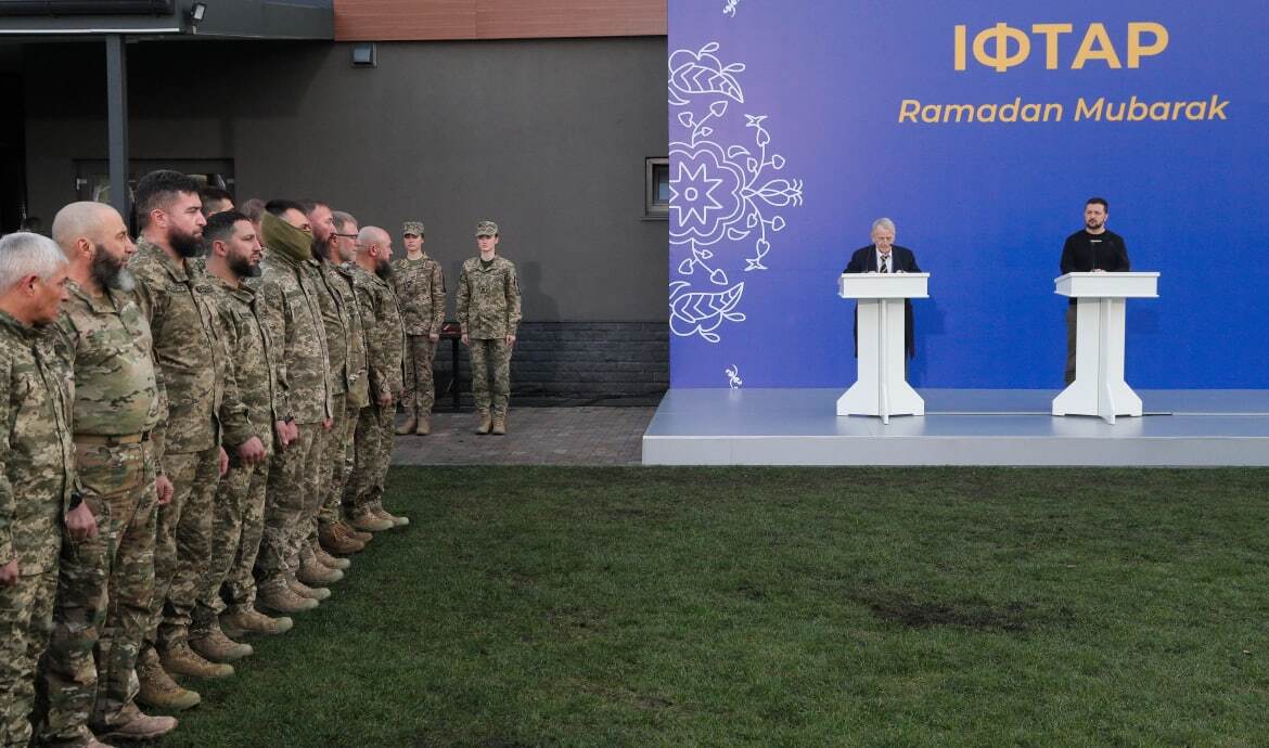 افطاری رئیس جمهور اوکراین با سربازان مسلمان (+عکس)