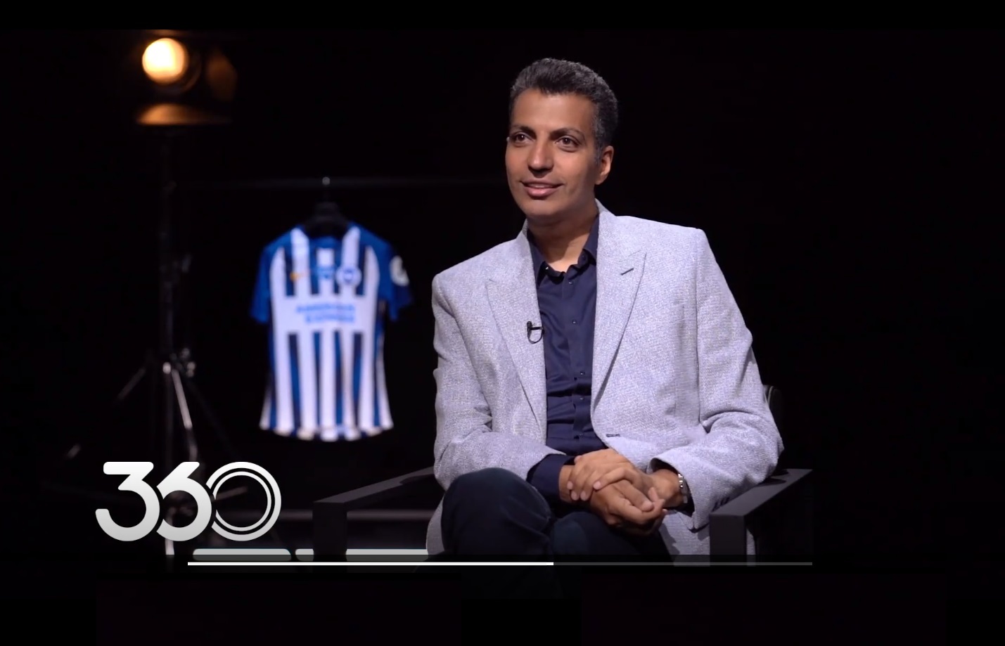 عادل فردوسی پور خدا وکیلی انگشت کوچیکه عادل فردوسی پور هم نمیشید ؛ حالا هی استودیو بزرگ کن، کت و شلوار عوض کن و ...