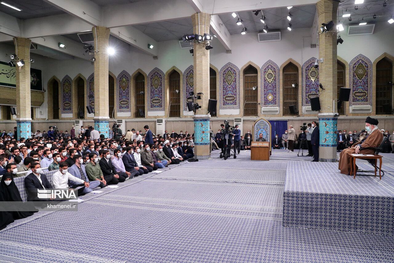 مقام معظم رهبری: مسائل گوناگون کشور مگر قابل رفراندوم است؟ کجای دنیا این کار را می‌کنند؟