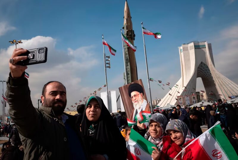 حسین شریعتمداری در مصاحبه با فایننشال تایمز: راه مقابله با زنان بی حجاب دستگیری نیست، بلکه افزایش آگاهی است