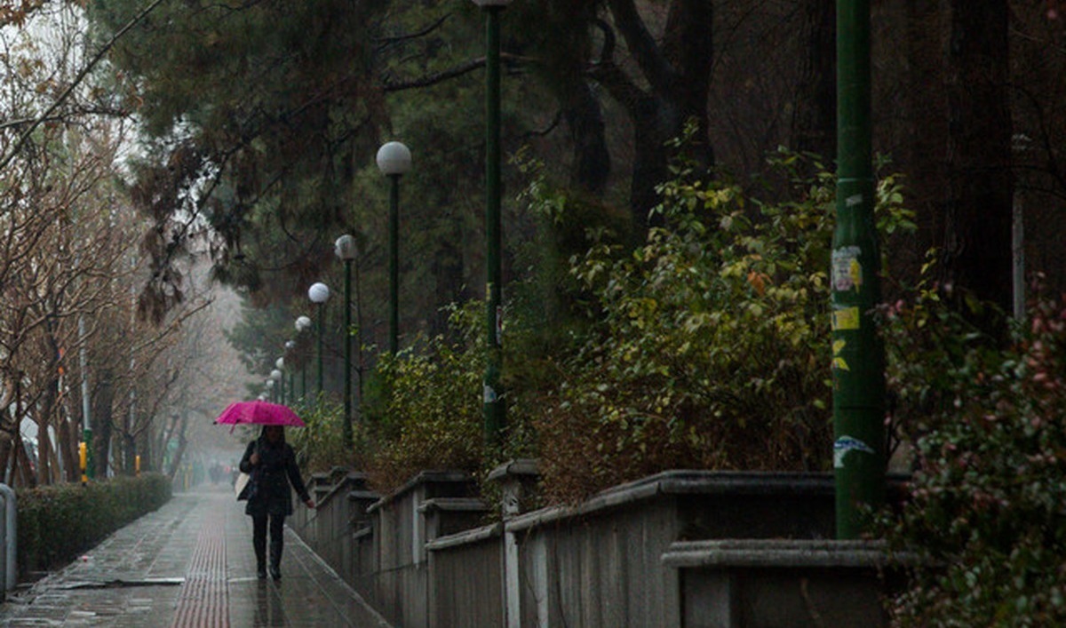 قدم زدن زیر باران خطرناک است؟