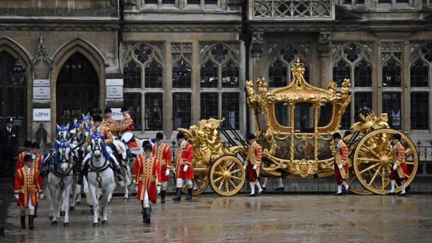 تاجگذاری چارلز سوم پادشاه انگلیس (+عکس) / بازداشت 10 معترض