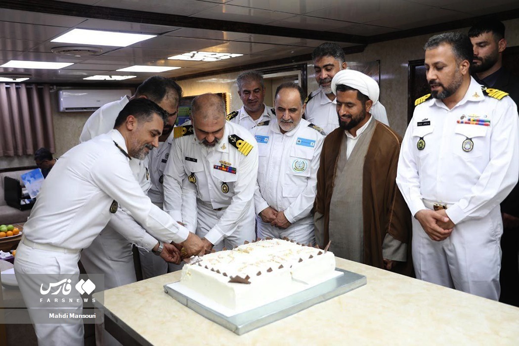 ورود «ناوگروه ۸۶ ارتش» به ایران (عکس)