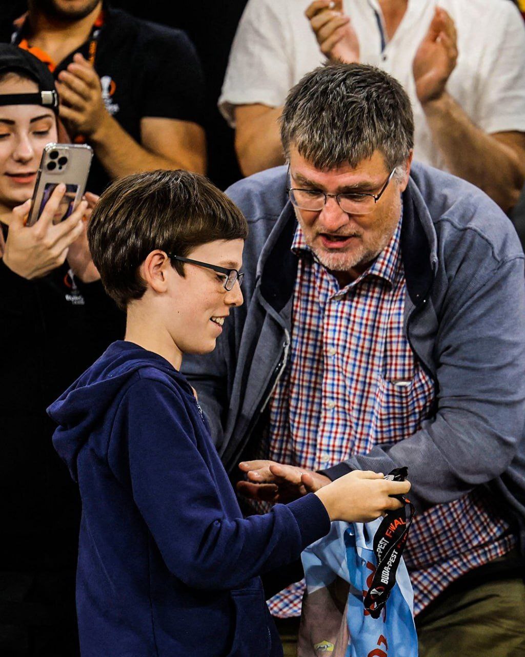 مورینیو مدالش را به یک هوادار هدیه داد (عکس)