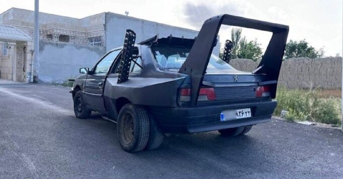 تبدیل یک پژو آردی به خودروی بتمن توسط شهروند خوش‌ذوق خمینی‌ شهری (عکس)