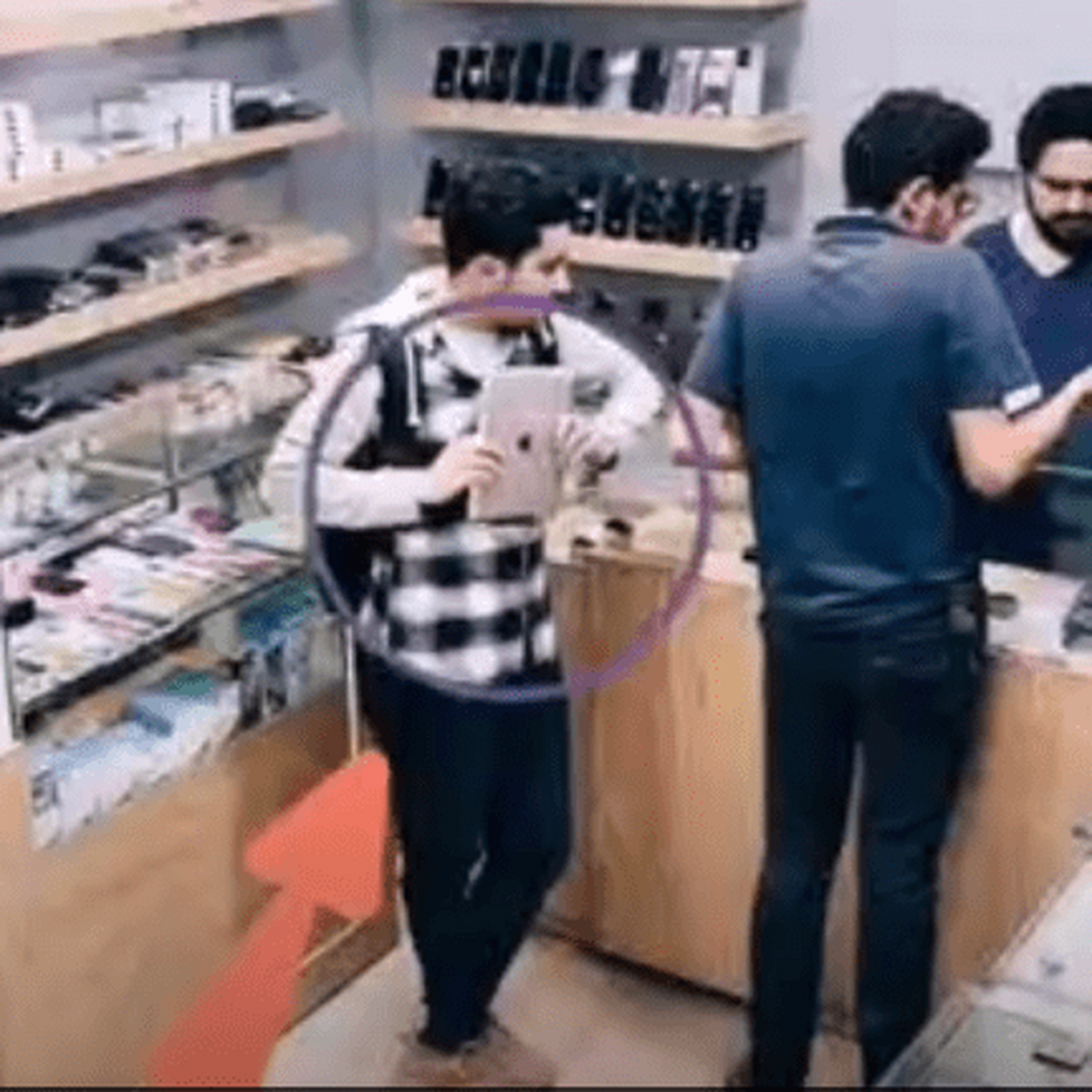 سارق شعبده باز ؛ غیب کردن آیپد مقابل دوربین‌های مدار بسته ! (فیلم)