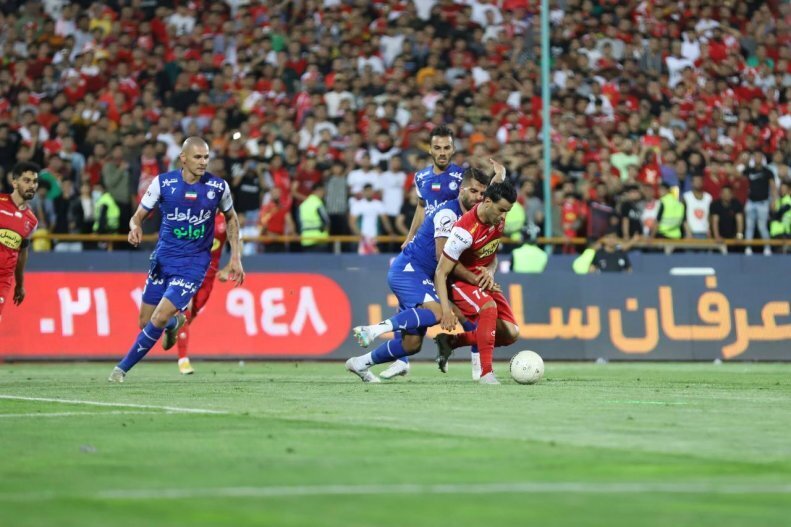 واضح ترین قاب از بزرگترین اشتباه داور دربی واضح ترین قاب از بزرگترین اشتباه داور دربی