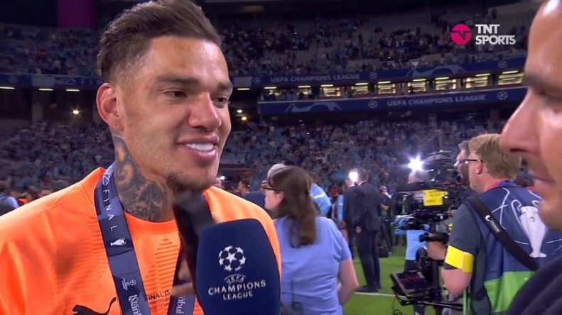 شرط‌بندی جالب ستاره من‌سیتی/ جشن قهرمانی با ریش‌تراش، ریش ادرسون تراشیده شد!