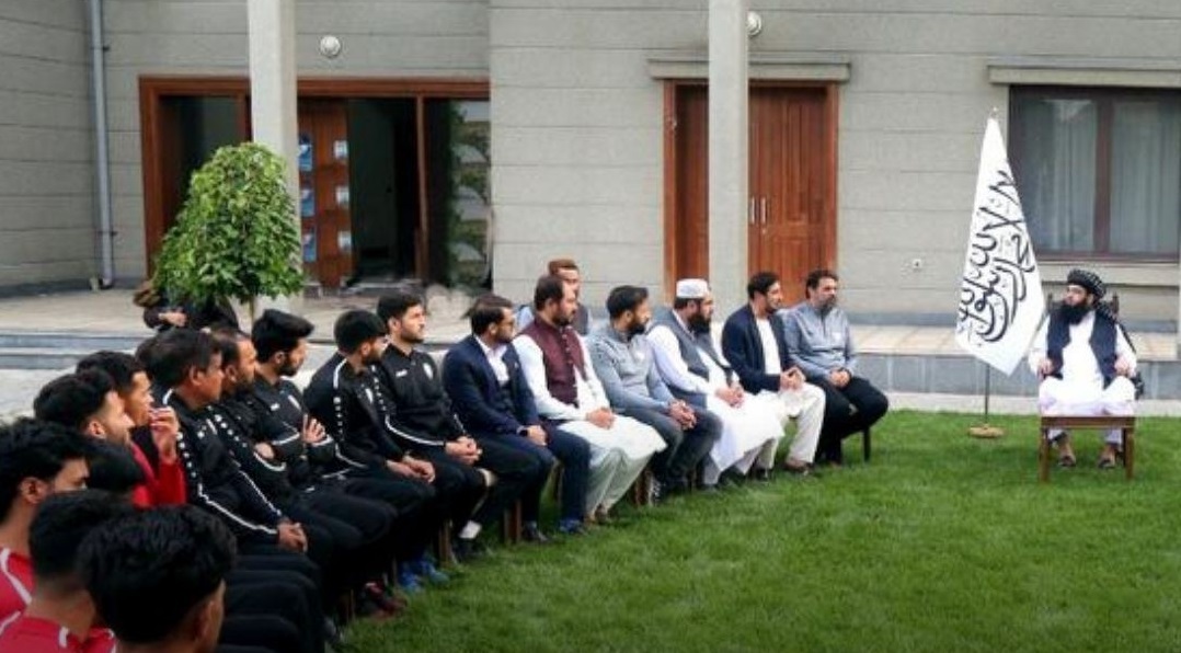 دیدار تیم ملی فوتبال افغانستان با نخست وزیر طالبان (+عکس)‌/ اردوی تیم در عربستان سعودی