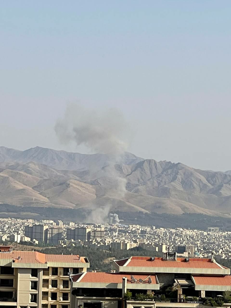 جنگ ایران و اسراییل / انفجارهای شدید در شرق تهران/ شهادت یک پزشک زن و فرزندش در حملات اسراییل/ حمله تل آویو به کرمانشاه ، شیراز، ایلام / ۸ کشته در حملات دیشب ایران به تل آویو و دیگر شهرها